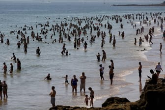 Portugal: Viele flüchten vor der Hitze zur Abkühlung ins Meer.