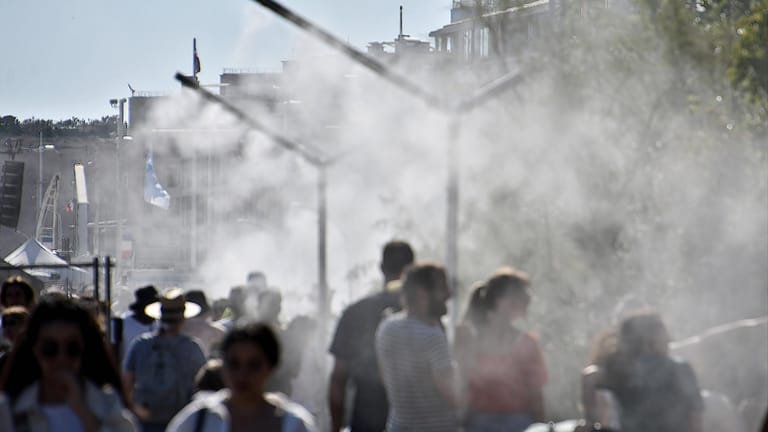 Marseille, Frankreich: Wegen der Hitzewelle hat die Stadt Wassersprühanlagen zur Abkühlung am alten Hafen installiert.