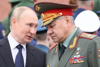 Russlands Präsident Wladimir Putin mit Sergej Schoigu (Archivbild): Muss der Verteidigungsminister gehen?