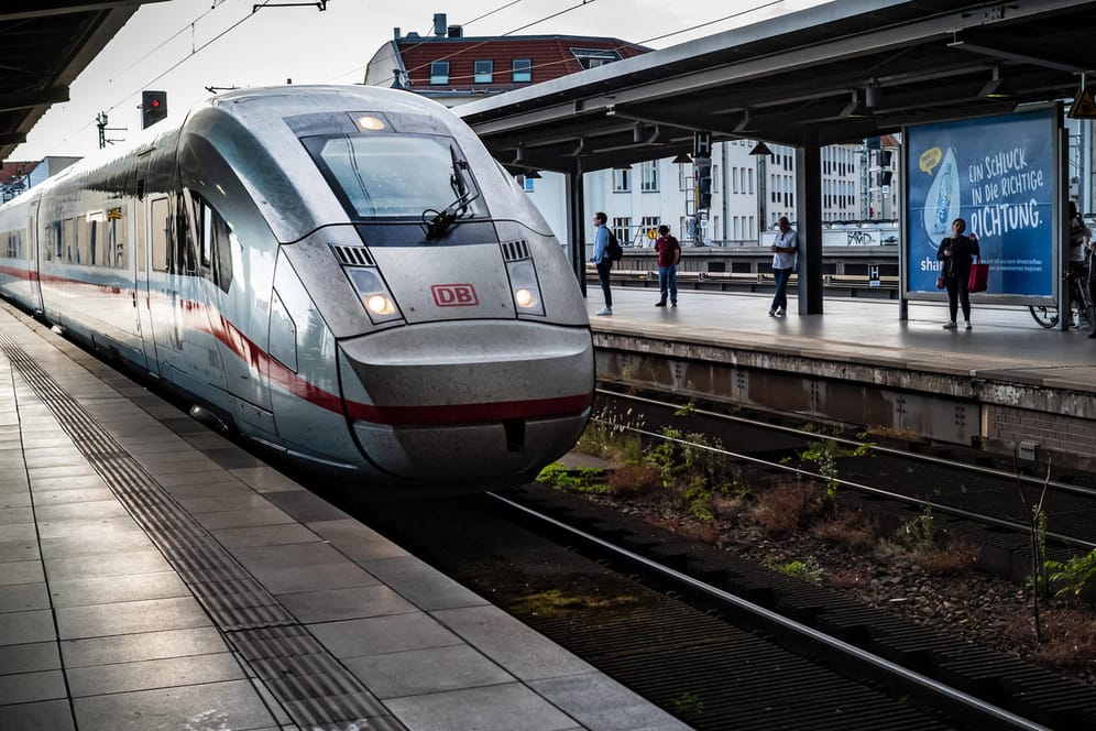 Ein ICE fährt durch den Bahnhof Friedrichstraße in Berlin: Die Mängel am Schienennetz sind offenbar bundesweit gravierend.