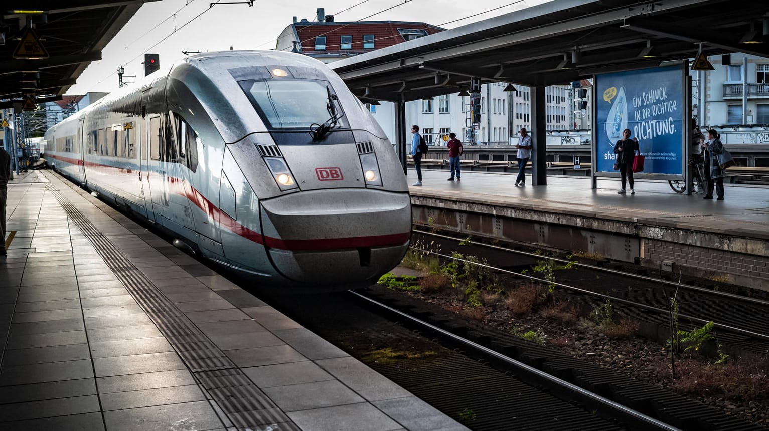 Ein ICE fährt durch den Bahnhof Friedrichstraße in Berlin: Die Mängel am Schienennetz sind offenbar bundesweit gravierend. Ein ICE fährt durch den Bahnhof Friedrichstraße in Berlin: Die Mängel am Schienennetz sind offenbar bundesweit gravierend.