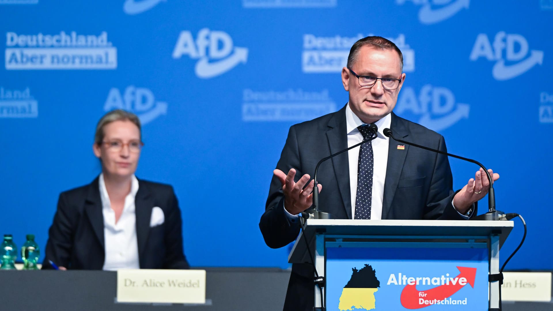 Tino Chrupalla und Alice Weidel beim Landesparteitag der AfD in Stuttgart: Die Partei will sich gegen den Verfassungsschutz wehren.