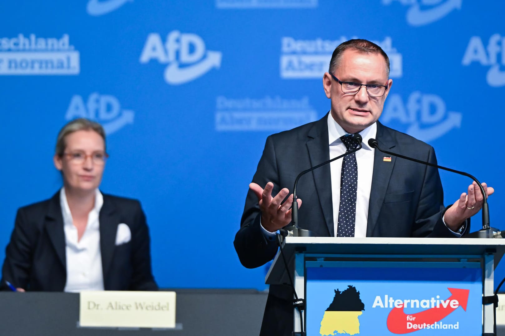 Tino Chrupalla und Alice Weidel beim Landesparteitag der AfD in Stuttgart: Die Partei will sich gegen den Verfassungsschutz wehren.