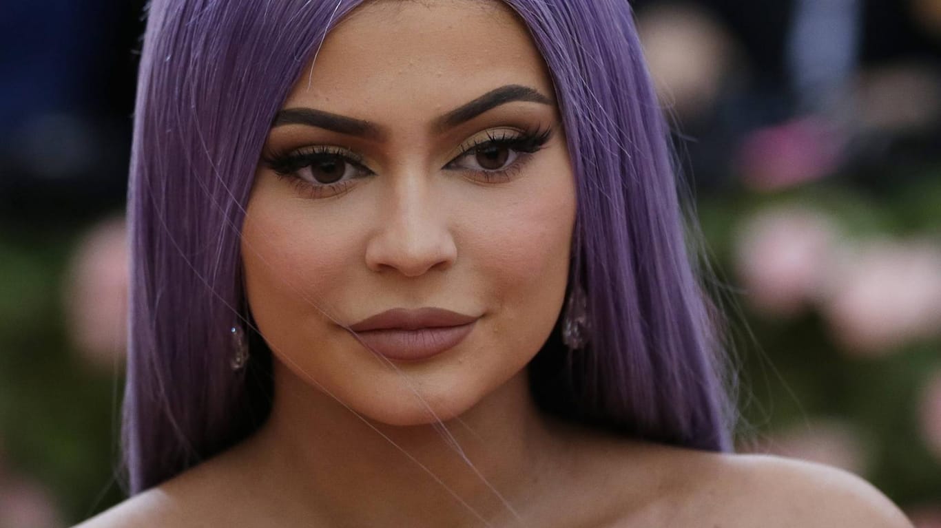 Kylie Jenner: Die starke Veränderung ihres Gesichts und insbesondere ihrer Lippen im jungen Alter löste eine Debatte in den sozialen Medien aus.