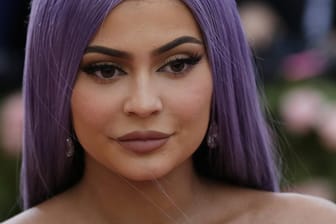 Kylie Jenner: Die starke Veränderung ihres Gesichts und insbesondere ihrer Lippen im jungen Alter löste eine Debatte in den sozialen Medien aus.