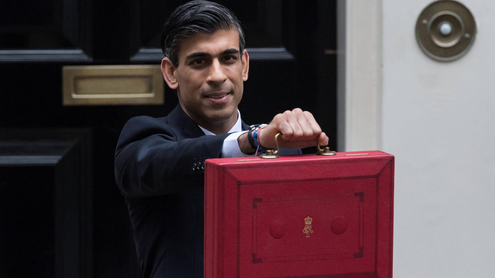 Rishi Sunak vor dem Sitz des britischen Premierministers in Downing Street No. 10, London.