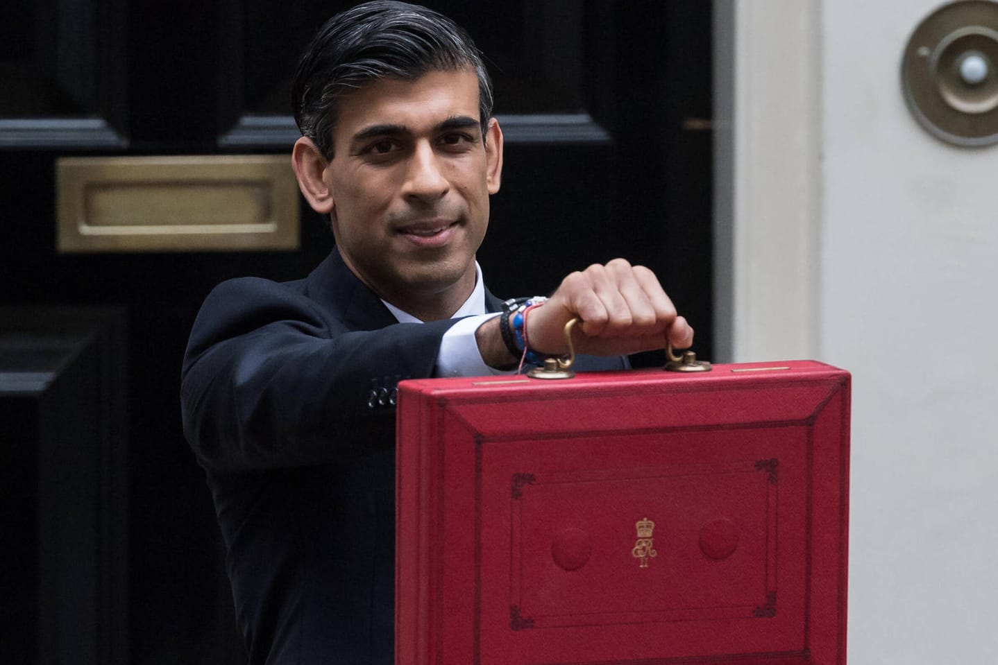 Rishi Sunak vor dem Sitz des britischen Premierministers in Downing Street No. 10, London.