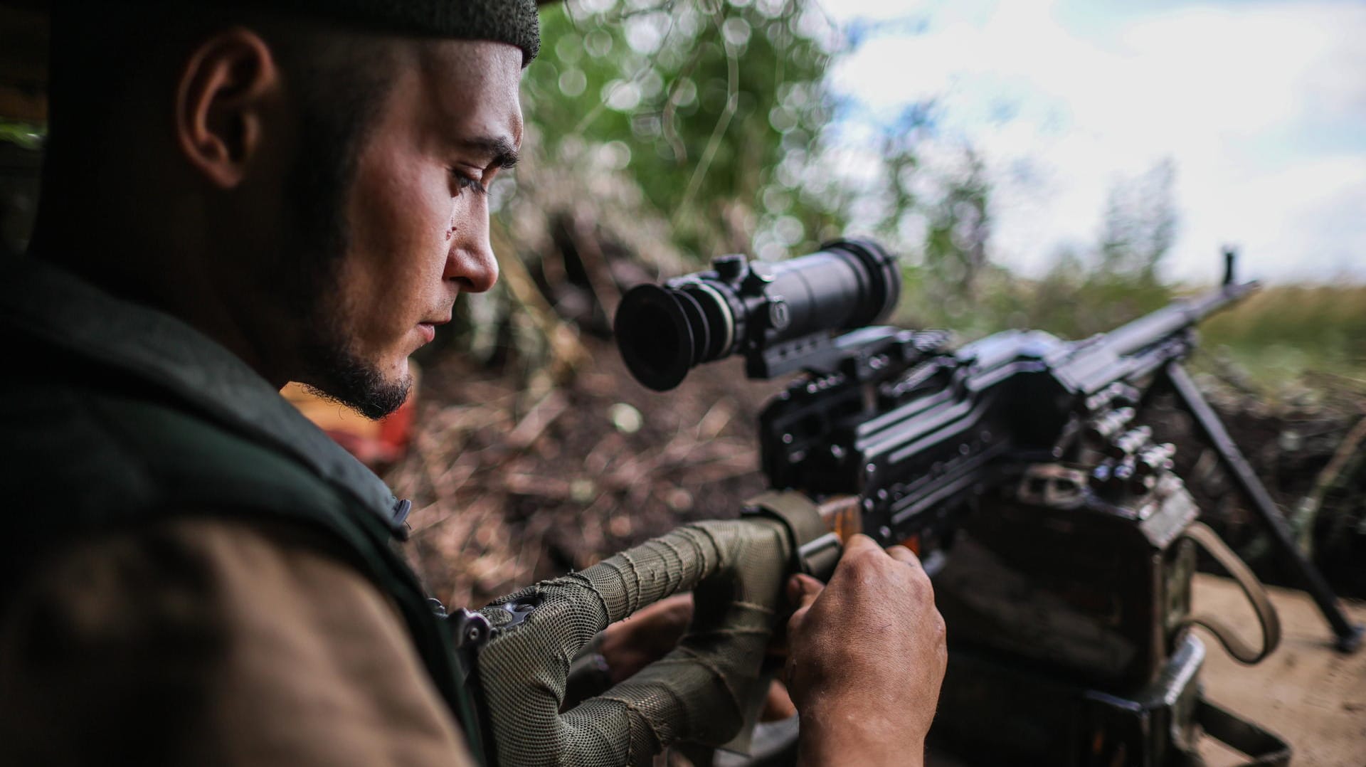 Ein russischer Soldat im Einsatz: In den von Russland besetzten Gebieten werden Ukrainer nach Angaben des Gouverneurs von Luhansk zwangsrekrutiert.