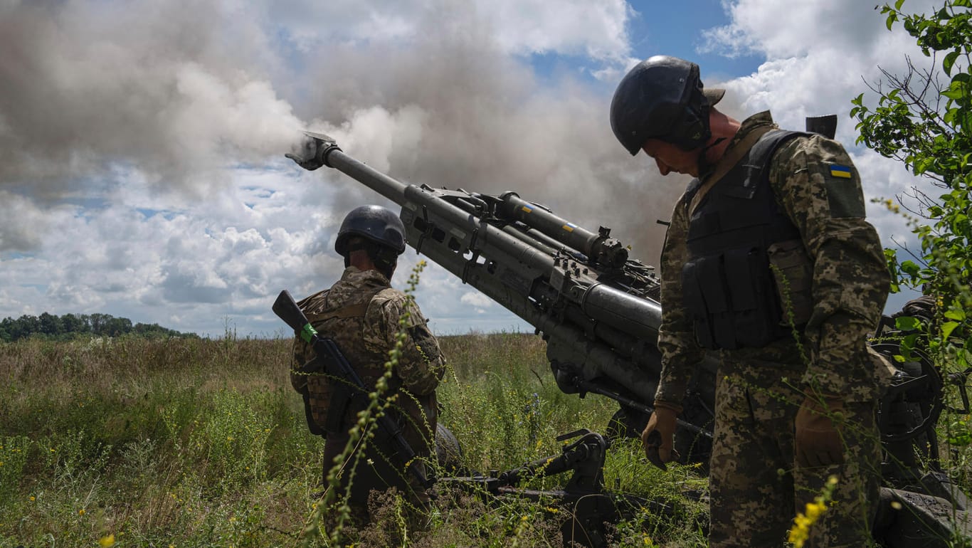 Charkiw: Ukrainische Soldaten feuern eine von den USA gelieferte M777-Haubitze auf russische Stellungen ab.