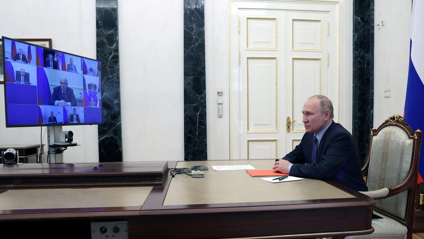 Wladimir Putin bei einer Sitzung seines Sicherheitsrates: Der Kreml will offenbar die Angriffe auf die Ukraine verschärfen.