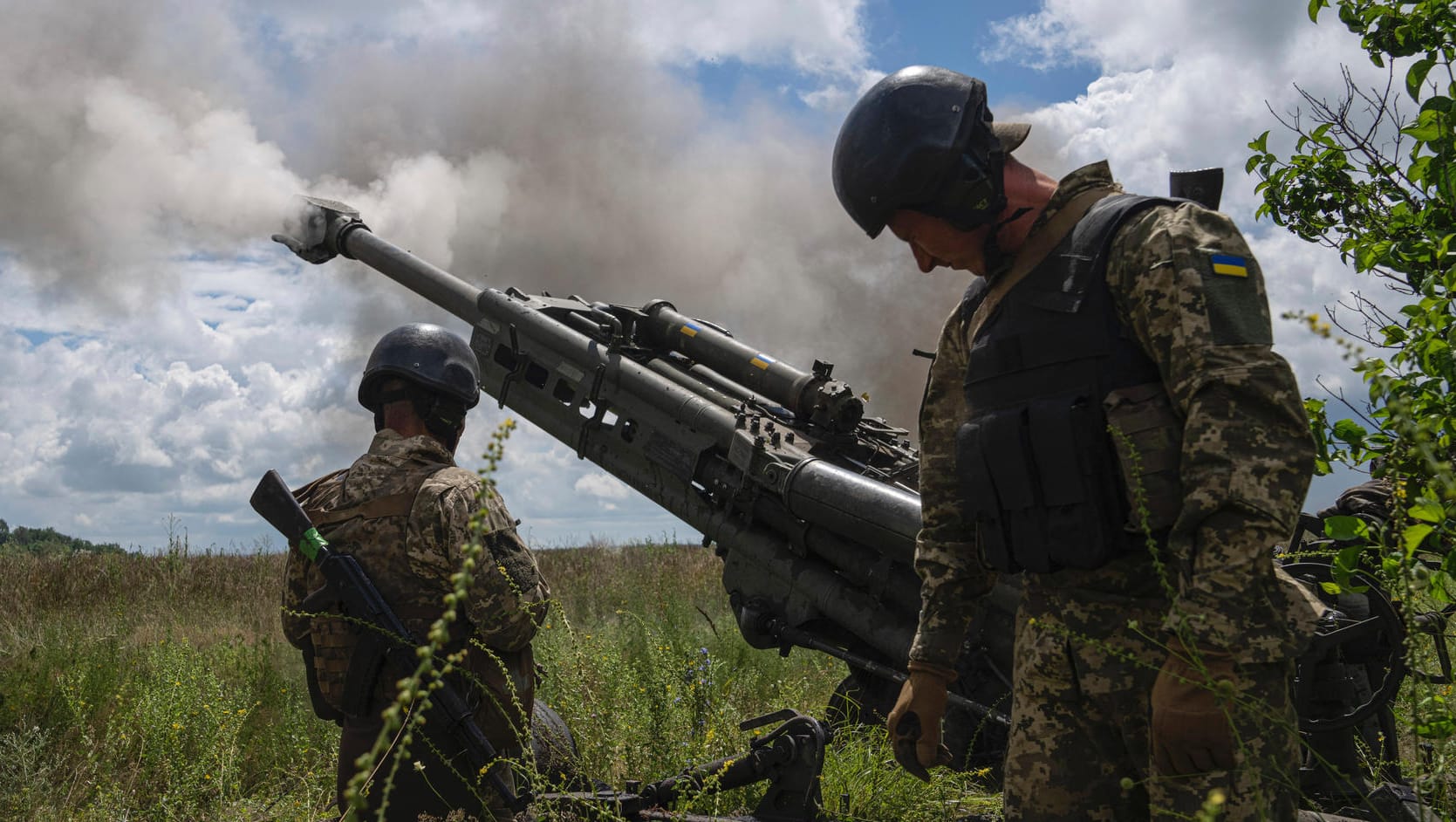 Ukrainische Soldaten feuern eine M777-Haubitze ab: Das Geschütz wurde von den USA geliefert.