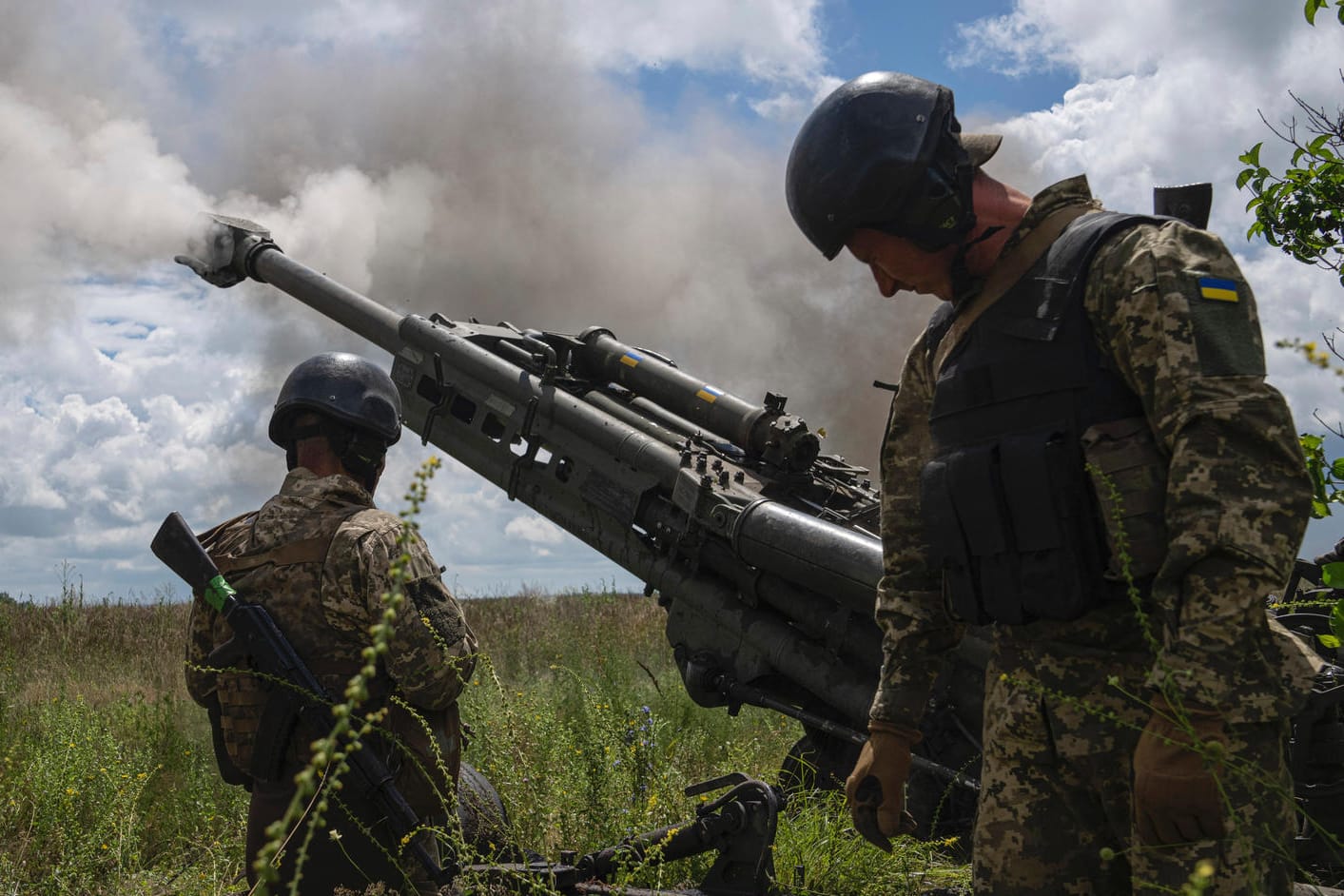 Ukrainische Soldaten feuern eine M777-Haubitze ab: Das Geschütz wurde von den USA geliefert.