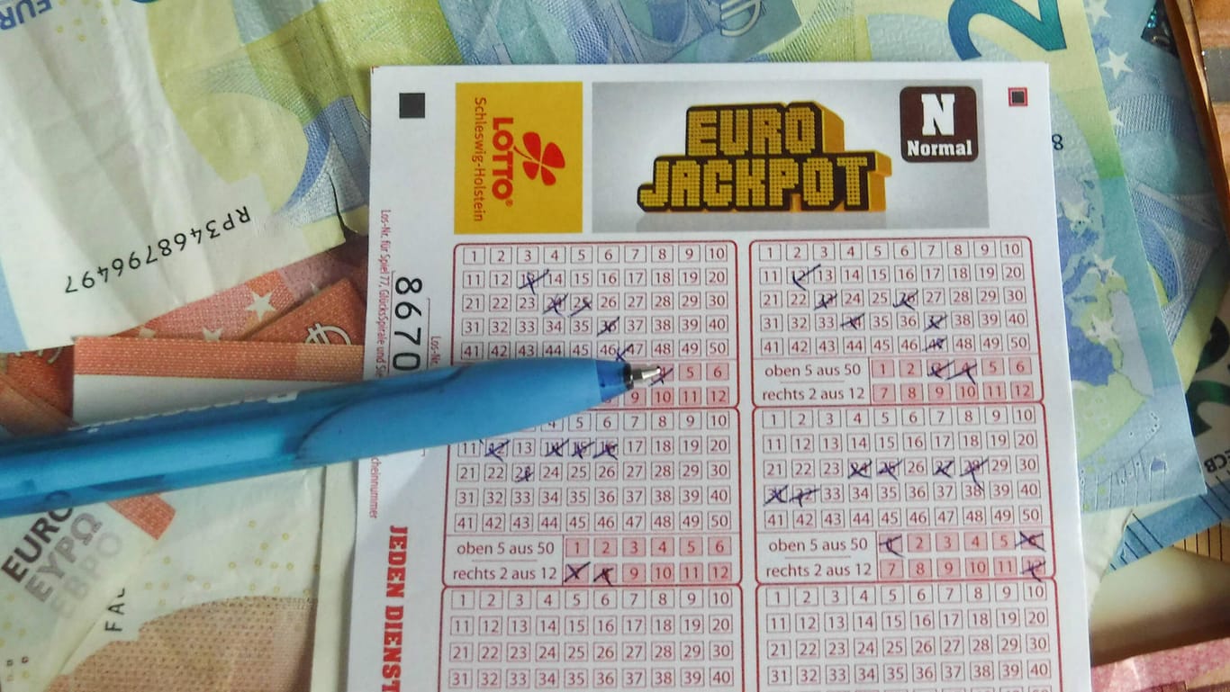 Ein ausgefüllter Lottoschein (Symbolbild): Im Eurojackpot ist die Gewinnsumme nach einer Regeländerung historisch hoch.
