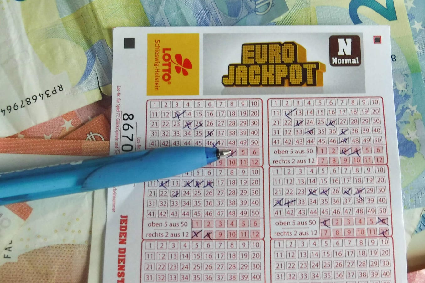 Ein ausgefüllter Lottoschein (Symbolbild): Im Eurojackpot ist die Gewinnsumme nach einer Regeländerung historisch hoch.