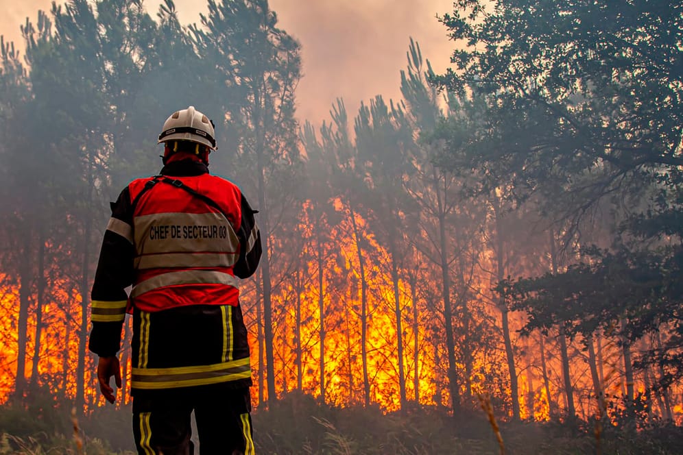 Landiras in Frankreich: Starke Winde und Dürre erschweren die Bemühungen der Feuerwehr, einen riesigen Waldbrand einzudämmen.