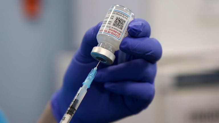 Impfstoff von Moderna: Von diesem Hersteller sind mehrere Millionen Dosen verfallen.