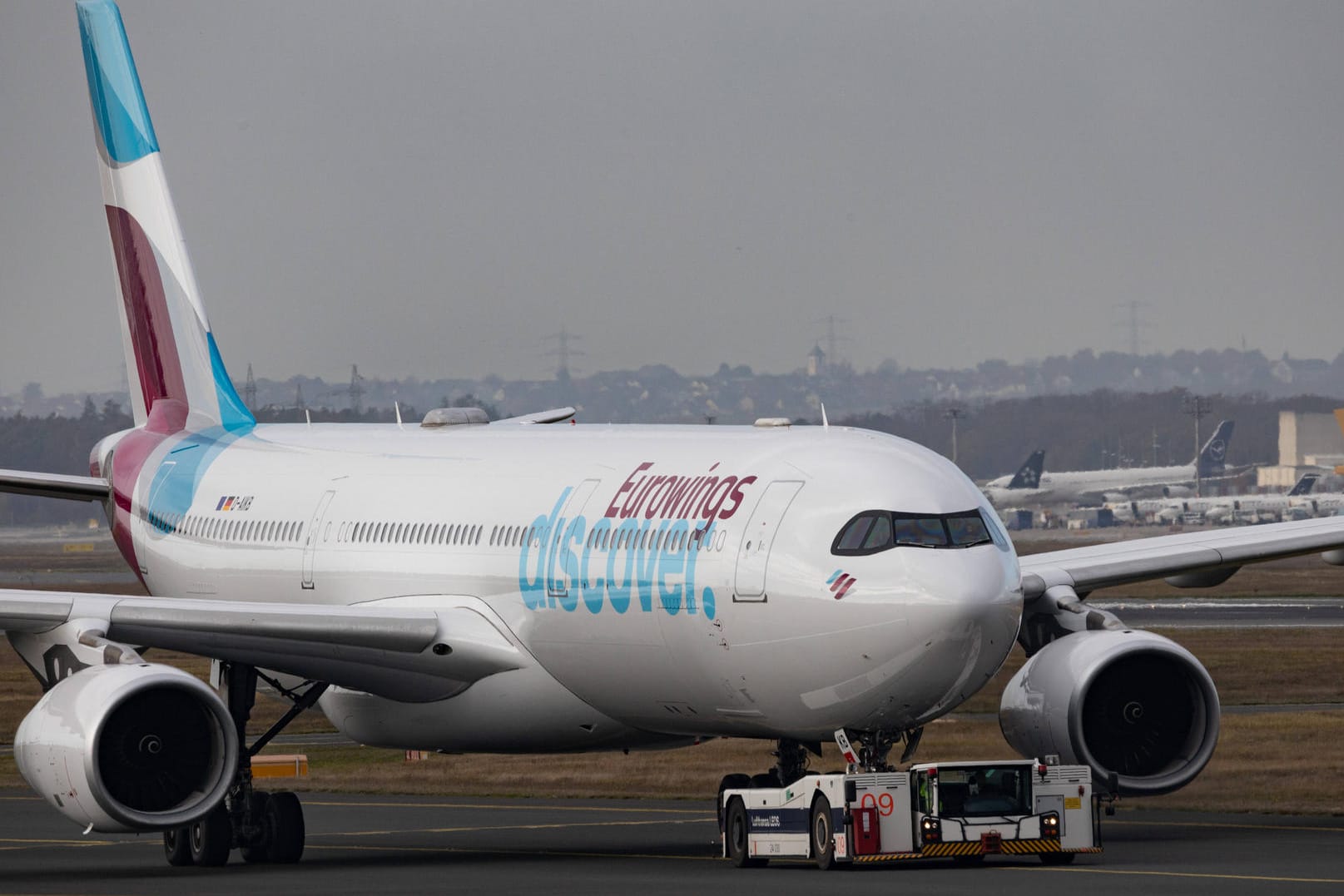 Ein Airbus A330-343 am Frankfurter Flughafen (Archivbild): Eine dieser Maschinen musste nach technischen Problemen außerplanmäßig umgeleitet werden.