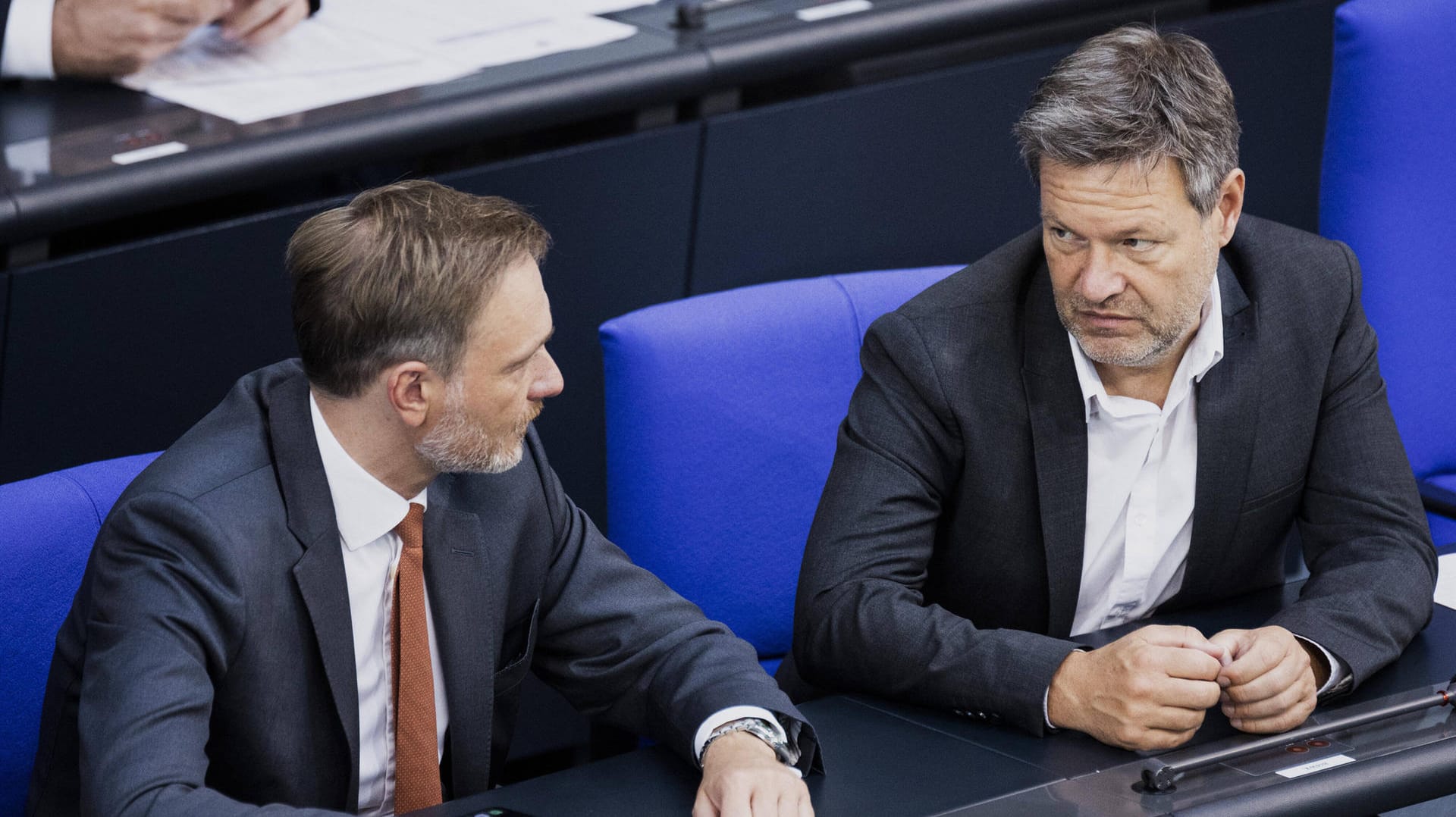 Rangeln um mögliche Entlastungen: Wirtschaftsminister Habeck (r.) fordert zusätzlich Hilfen, Finanzminister Lindner (l.) ist skeptisch.