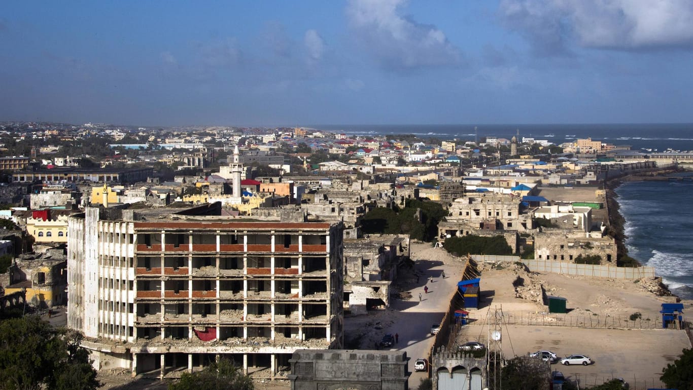Zerstörte Häuser in der somalischen Hauptstadt Mogadischu (Archiv): Die Terrormiliz Al-Shabaab verübt immer wieder Anschläge auf den Krisenstaat.