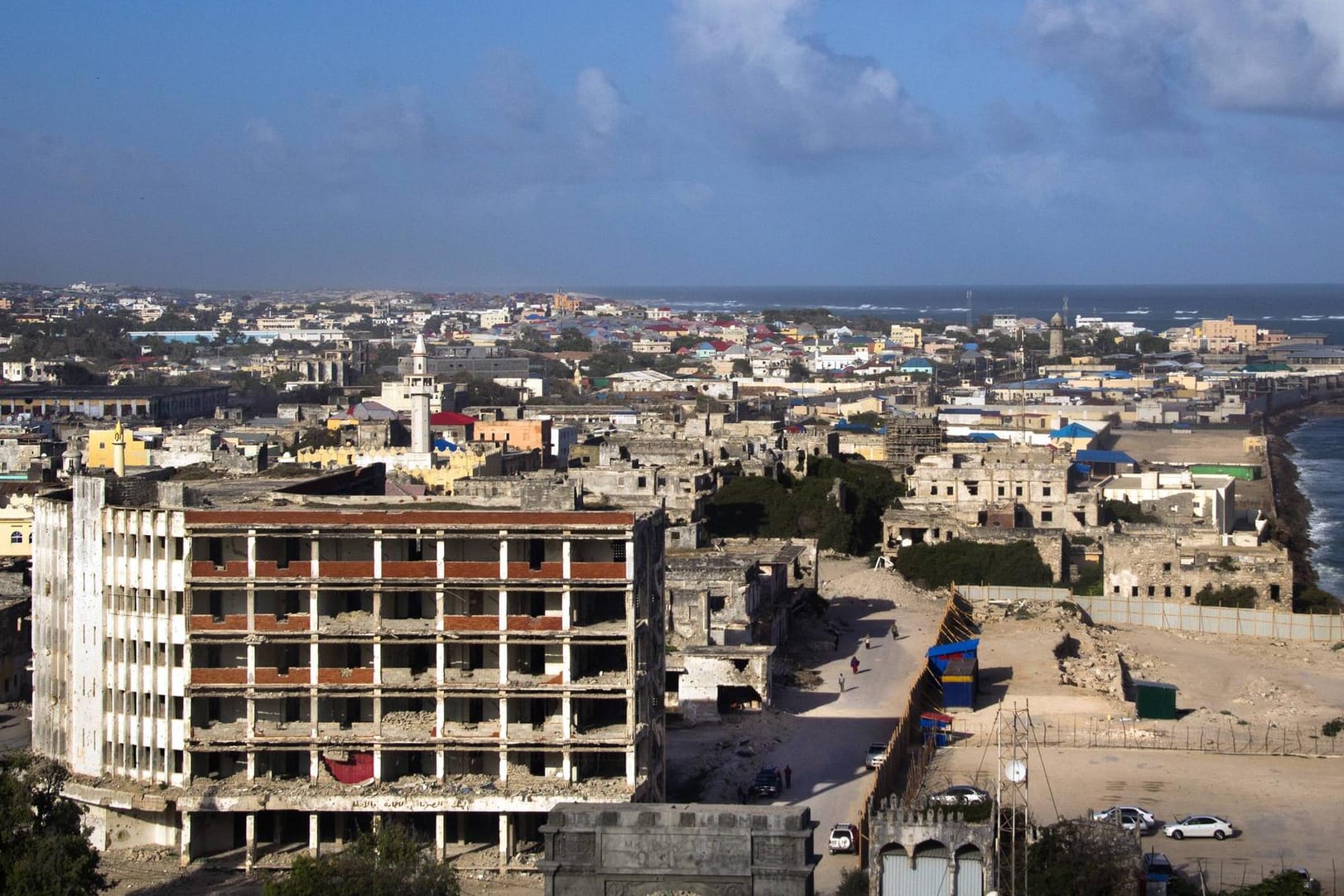 Zerstörte Häuser in der somalischen Hauptstadt Mogadischu (Archiv): Die Terrormiliz Al-Shabaab verübt immer wieder Anschläge auf den Krisenstaat.