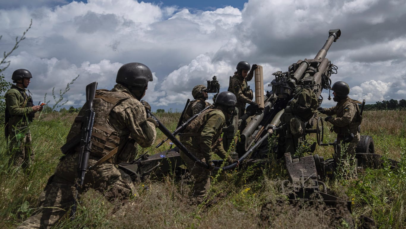 Ukrainische Soldaten bei laden eine M777-Haubitze: Nach britischen Geheimdienstinformationen nimmt Moskau die Gegenoffensive ernst.