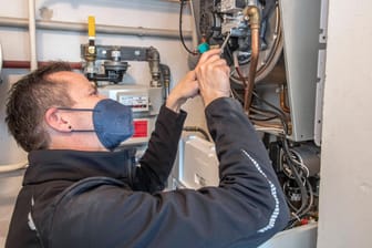 Reparaturen an einer Gasheizung: Die Geräte sind mit sehr vielen Sicherheitsfunktionen ausgestattet.