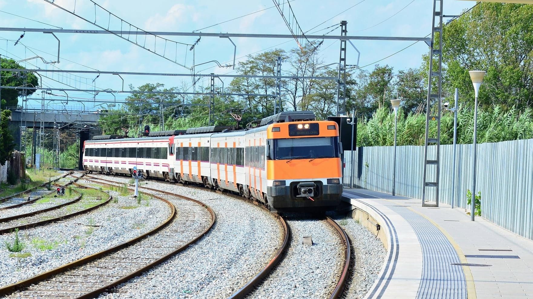 Ein Zug fährt in den Bahnhof der spanischen Stadt Blanes ein (Archiv): Ab September werden viele Strecken für Pendler kostenlos.