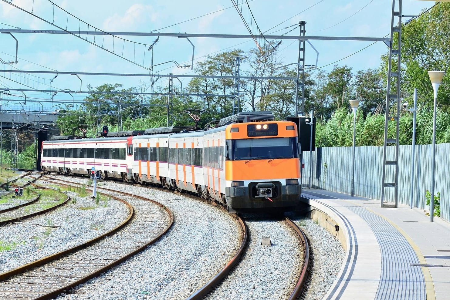 Ein Zug fährt in den Bahnhof der spanischen Stadt Blanes ein (Archiv): Ab September werden viele Strecken für Pendler kostenlos.