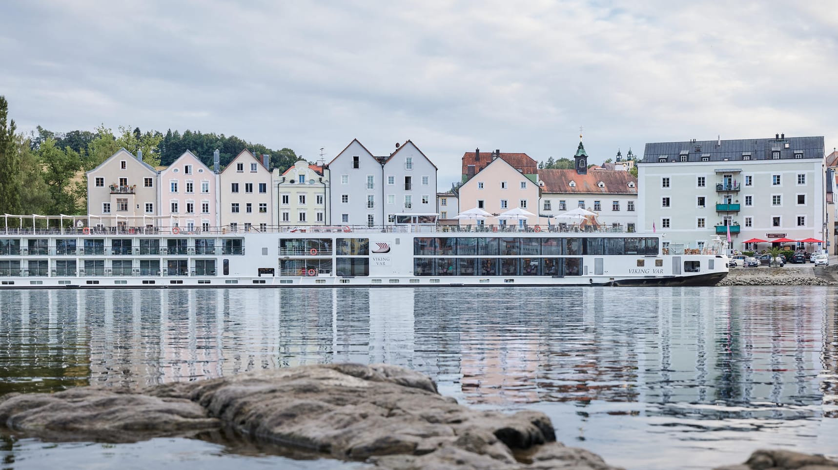 Ein Kreuzfahrtschiff in Passau (Archiv): 151 Menschen mussten am Samstag von einem Passagierschiff evakuiert werden.