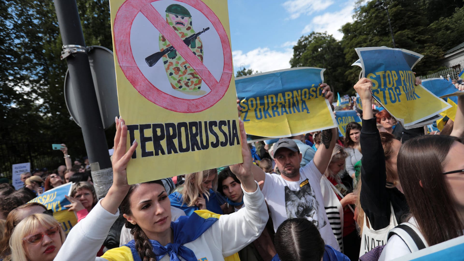 Demonstration in Warschau: Vor der russischen Botschaft protestierten Ukrainer und Polen gegen den Krieg.