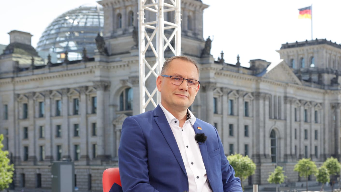 ARD-Sommerinterview mit Tino Chrupalla: Der AfD-Parteivorsitzende hat die Bundesregierung für ihre Sanktionen gegen Russland kritisiert.