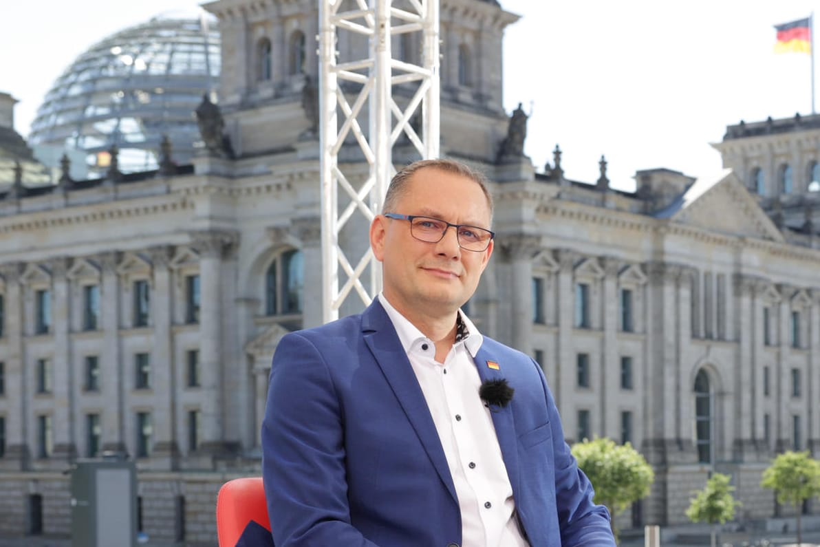 ARD-Sommerinterview mit Tino Chrupalla: Der AfD-Parteivorsitzende hat die Bundesregierung für ihre Sanktionen gegen Russland kritisiert.