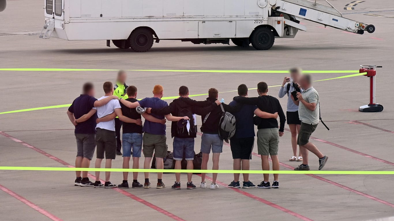 Die acht Kegelbrüder stehen nach ihrer Ankunft in Deutschland auf dem Flugfeld: Nun haben sie sich erstmals geäußert.