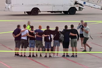 Die acht Kegelbrüder stehen nach ihrer Ankunft in Deutschland auf dem Flugfeld: Nun haben sie sich erstmals geäußert.