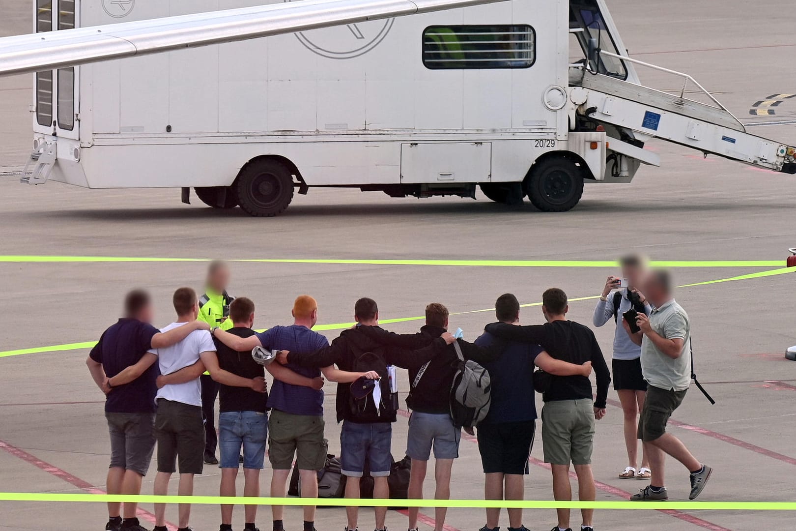 Die acht Kegelbrüder stehen nach ihrer Ankunft in Deutschland auf dem Flugfeld: Nun haben sie sich erstmals geäußert.