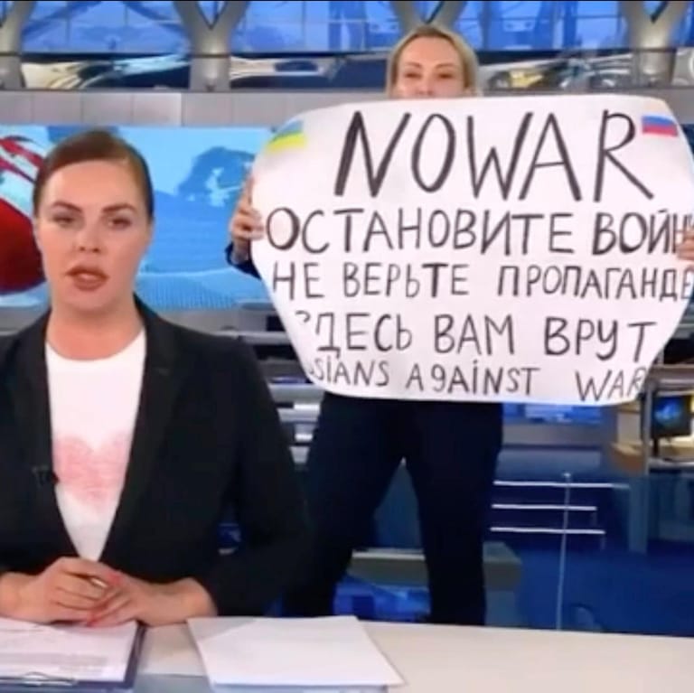 Marina Owsjannikowa (Hintergrund) im russischen TV-Sender "Perwy Kanal": Nach ihrer Protestaktion gegen den Ukraine-Krieg will die 43-Jährige nun für den den deutschen Nachrichtsender "Welt" als freie Korrespondentin arbeiten.