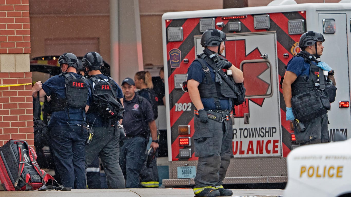 Schüsse im Einkaufszentrum: Einsatzkräfte versammeln sich nach einer tödlichen Schießerei in der Greenwood Park Mall in Greenwood, Indiana.