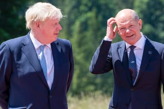 Boris Johnson und Olaf Scholz (Archivbild): Der Brite kritisiert Deutschlands Haltung vor dem Ukraine-Krieg.