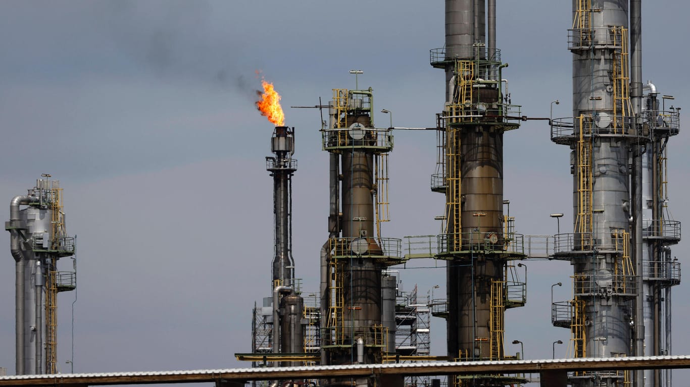 Raffinerie von Shell in Wesseling (Symbolbild): Die Ölpreise steigen leicht.