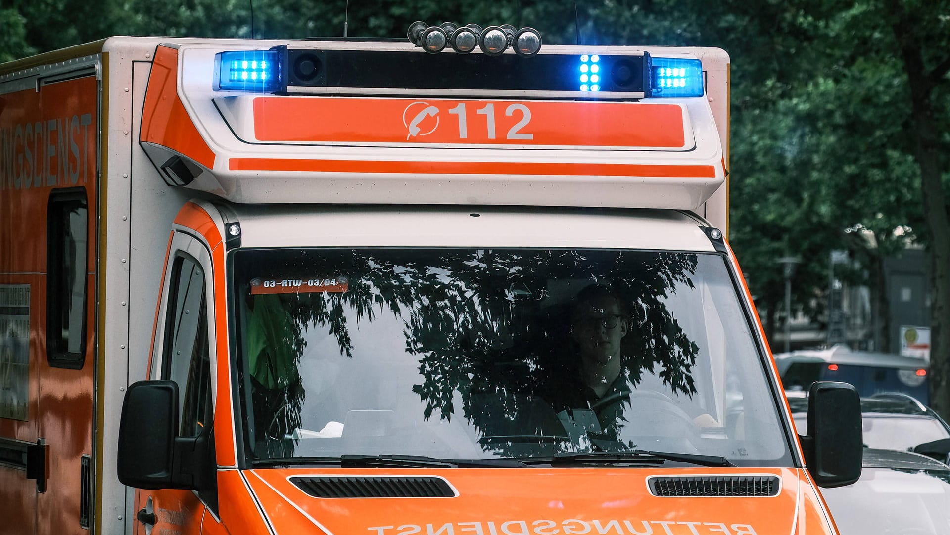 Ein Rettungswagen im Einsatz (Archiv): Eine Zeugin hatte die Retter in Neubrandenburg alarmiert. Ein Rettungswagen im Einsatz (Archiv): Eine Zeugin hatte die Retter in Neubrandenburg alarmiert.