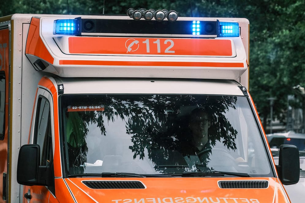 Ein Rettungswagen im Einsatz (Archiv): Eine Zeugin hatte die Retter in Neubrandenburg alarmiert.
