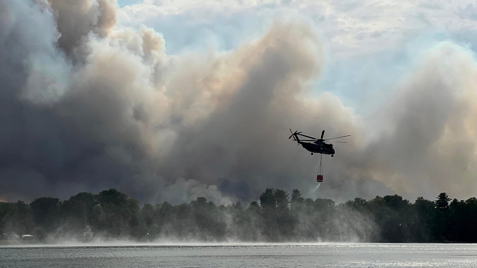 Ein Löschhubschrauber im Einsatz beim Waldbrand in Treuenbrietzen Mitte Juni (Archiv): Für Forscher kam der Brand nicht überraschend.