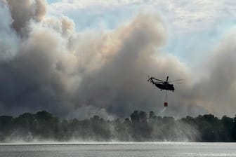 Ein Löschhubschrauber im Einsatz beim Waldbrand in Treuenbrietzen Mitte Juni (Archiv): Für Forscher kam der Brand nicht überraschend.