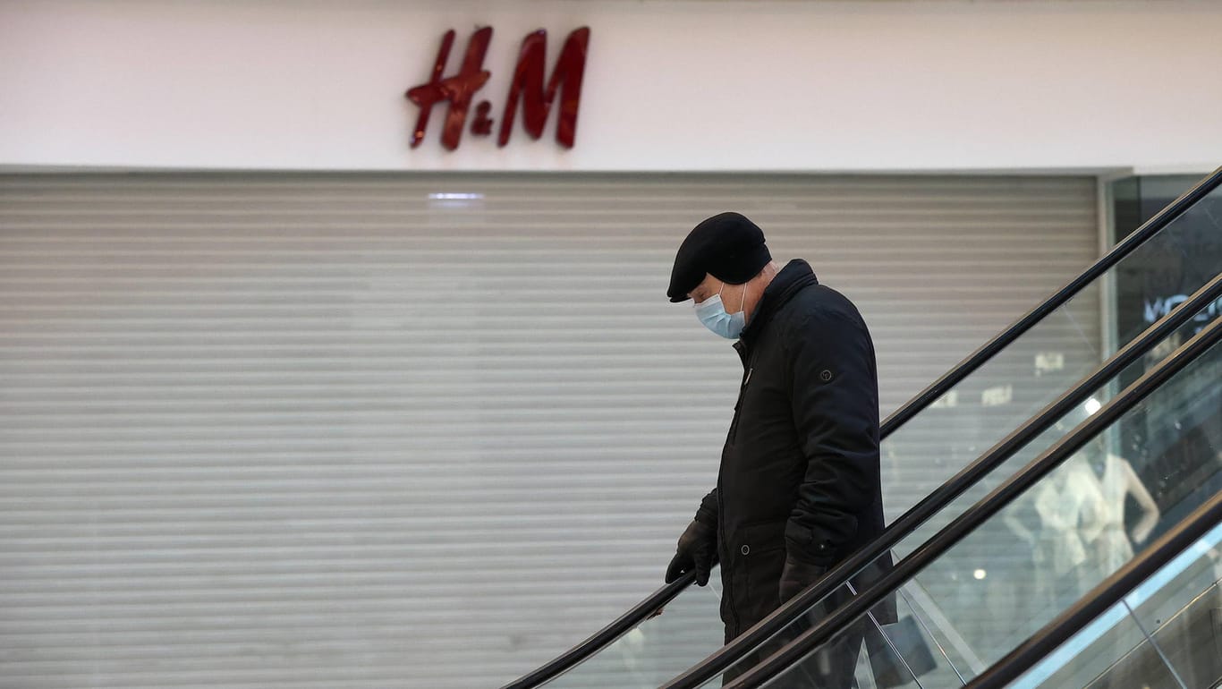 Eine geschlossene H&M-Filiale in Moskau: Das Modeunternehmen gibt sein Geschäft in Russland nun gänzlich auf.
