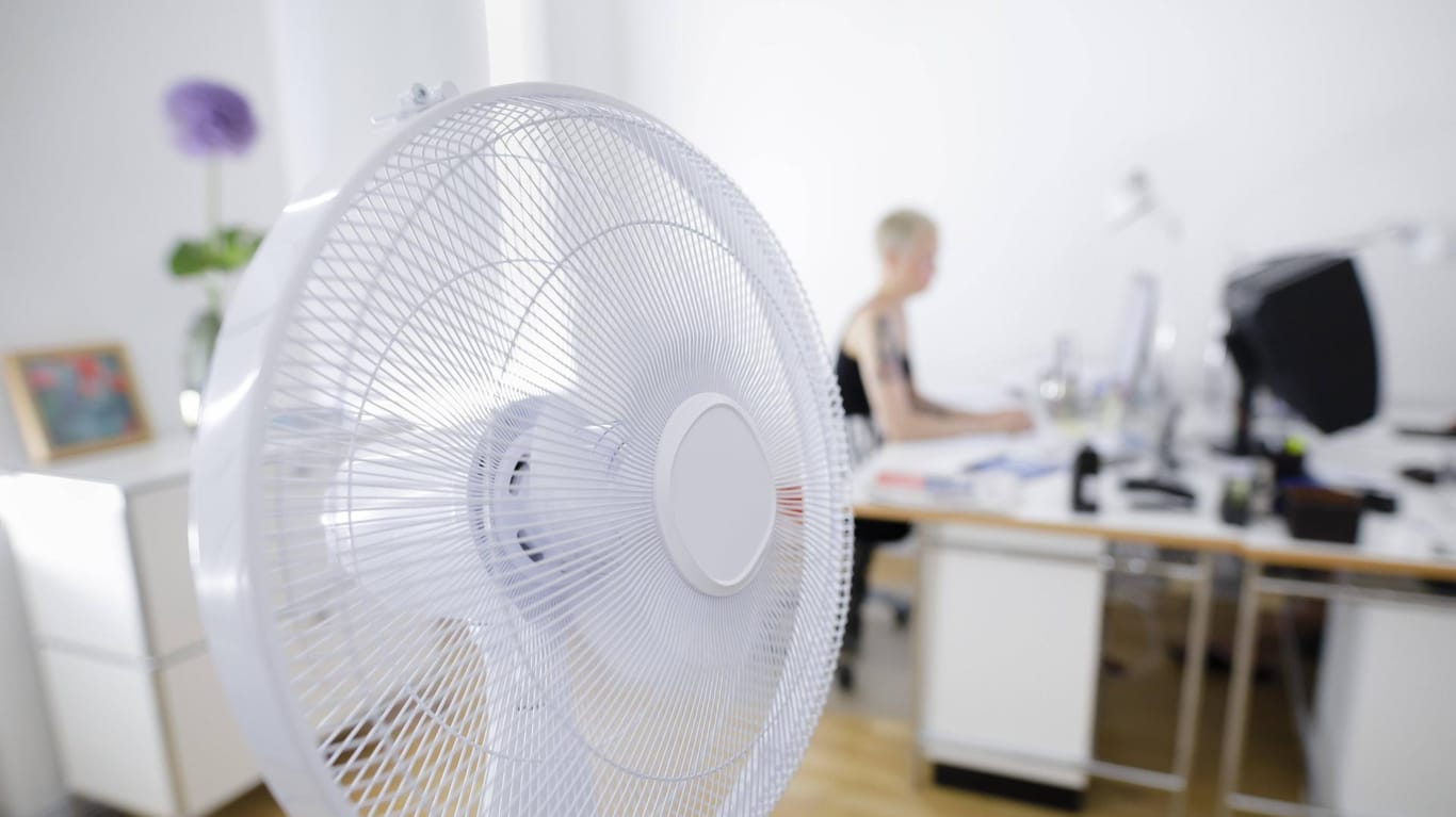 Ventilator im Büro (Archivbild): Arbeitgeber müssen für Entlastung bei Hitze sorgen.
