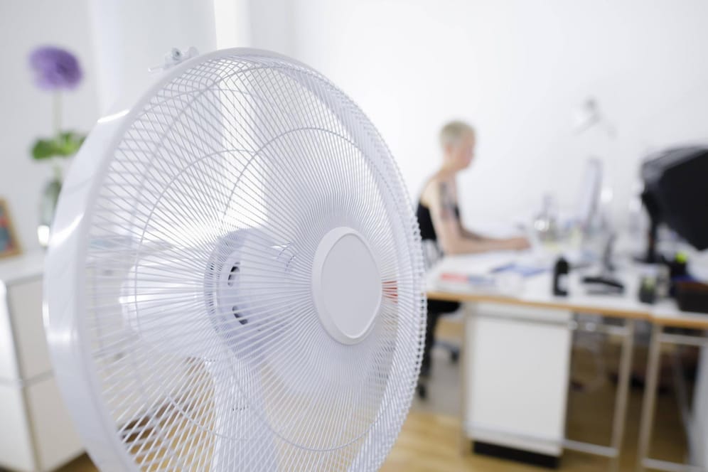 Ventilator im Büro (Archivbild): Arbeitgeber müssen für Entlastung bei Hitze sorgen.