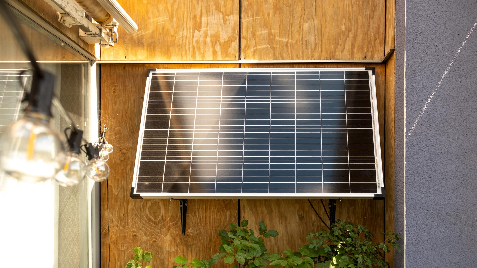 Mit gewöhnlichem Schuko-Stecker: Auch Mieter können mit solchen Paneelen Solarstrom auf dem Balkon erzeugen.