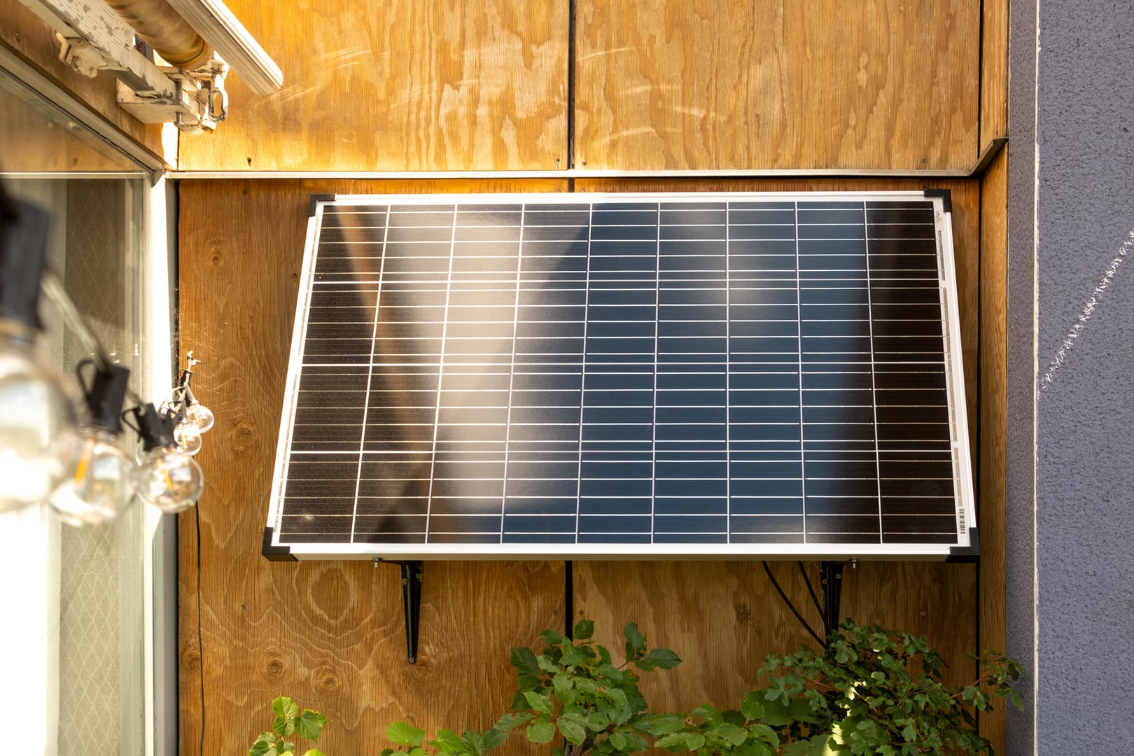 Mit gewöhnlichem Schuko-Stecker: Auch Mieter können mit solchen Paneelen Solarstrom auf dem Balkon erzeugen.