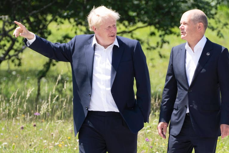 Boris Johnson und Olaf Scholz auf dem G7-Gipfel: Der britische Premier hat angekündigt, seinen Posten abzugeben.