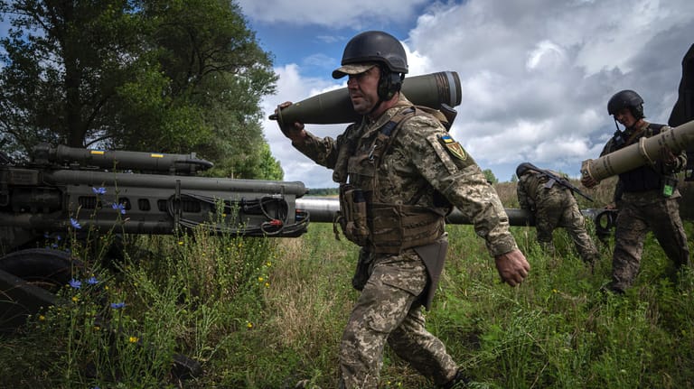 Ein ukrainischer Soldat trägt eine 155-mm-Artilleriegranate: EU-Ratspräsident Charles Michel versprach der Ukraine weitere Hilfen.
